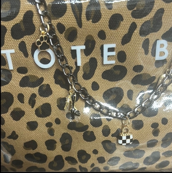 GIVEAWAY Leopard Print Tote Bag with White Accents - Picture 3 of 4